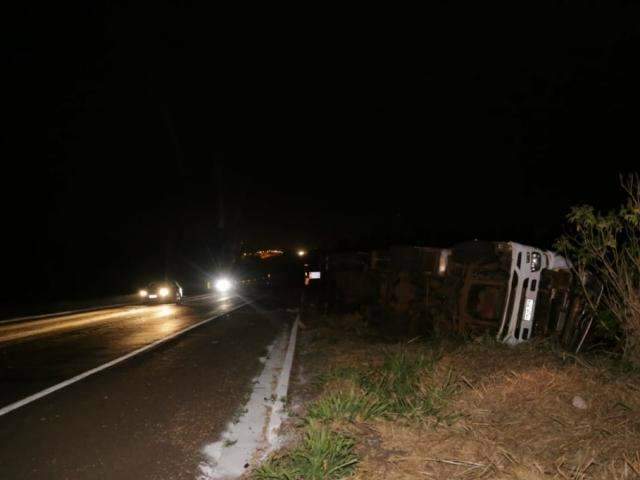 Caminh&atilde;o tomba no anel vi&aacute;rio da Capital e motorista fica preso em  ferragens