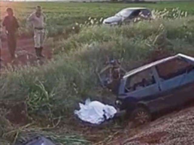 Condutor &eacute; arremessado para fora de caro em capotagem e morre na MS-258