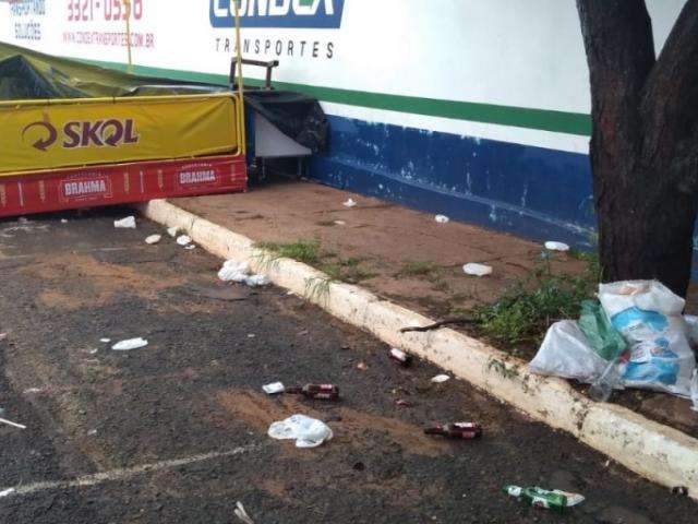 Vizinhos de parque reclamam de algazarra e sujeira na sa&iacute;da de shows