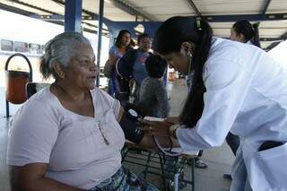 A dona de casa Rita Aurélio é hipertensa e aproveitou a ação no terminal para aferir a pressão. (Foto: Cleber Gellio)