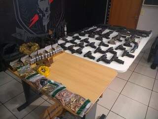 Armas e munições apreendida com o guarda municipal Marcelo Rios no domingo (19) (Foto: Clayton Neves)