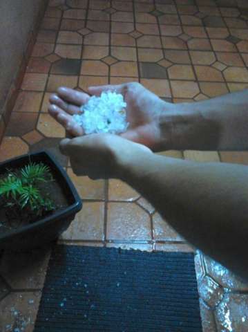 Leitor flagra chuva de granizo no bairro Nova Lima