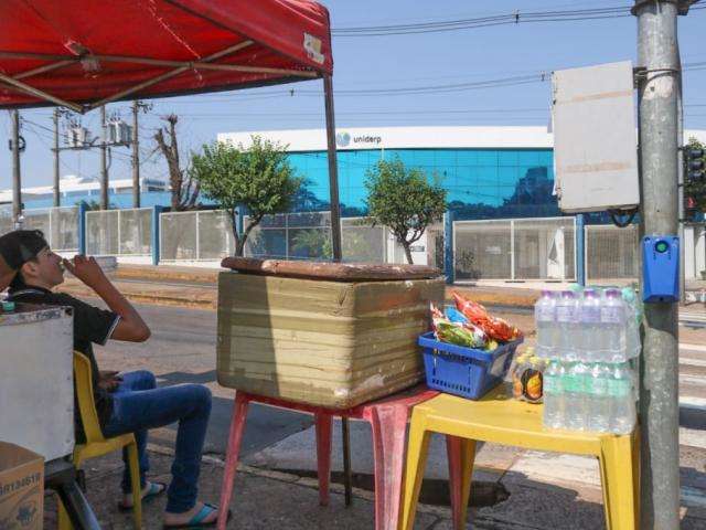 Com caneta preta e lanche, ambulantes chegam primeiro ao Enem