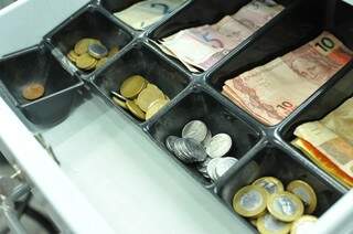Comerciantes oferecem brindes para conseguir moedas para troco (Foto: Alcides Neto)