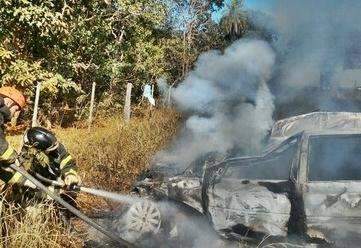 Veículo bate em árvores, pega fogo e motorista morre carbonizado