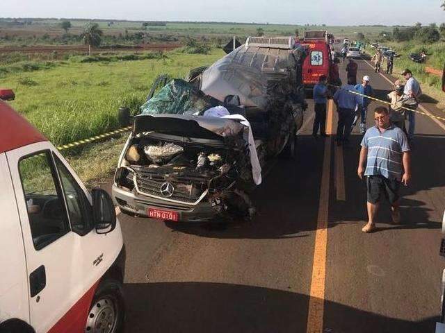Van desvia de ciclista, bate em carreta e motorista morre na MS-276