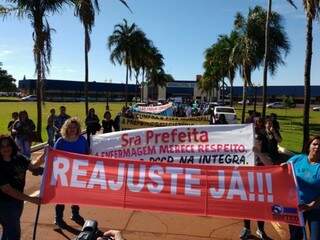 Professores durante protesto na prefeitura, em junho (Foto: Adilson Domingos)