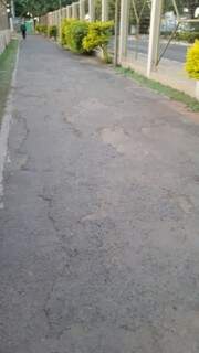 Pista de caminhada com buracos na Praça Esportiva Elias Gadia (Foto: Direto das ruas)