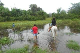 Estudantes estavam indo a pé ou a cavalo para escola no Pantanal. (Foto:Divulgação MPF)