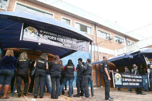 Ap&oacute;s paralisa&ccedil;&atilde;o, secret&aacute;rio se re&uacute;ne com agentes penitenci&aacute;rios na quinta