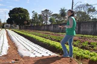 A engenheira agrônoma, Edvânia Cardoso explicou como a horta foi preparada  (Foto: Alana Portela)