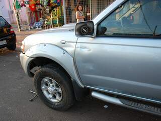 Com o impacto o pneu dianteiro estourou na hora e o retrovisor foi quebrado. (Foto: Pedro Peralta)