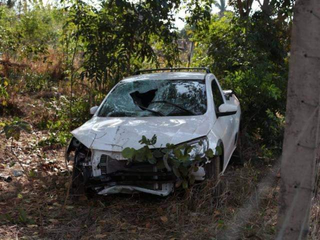 Motorista perde controle da dire&ccedil;&atilde;o e sai da pista em avenida no Vilas Boas