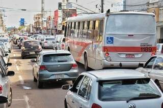 Trânsito intenso de veículos nas ruas principais. (Foto: Fernando Antunes)