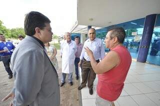 Prefeito conversando com usuários da UPA Vila Almeida (Foto: Marcelo Calazans)