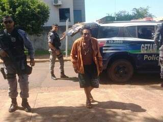 Chatalin Benites é conduzido por policiais militares após ser preso com munição de pistola (Foto: Adilson Domingos)