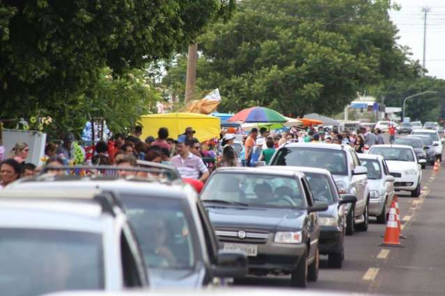 Com expectativa de 100 mil visitantes, cemit&eacute;rios da Capital lotam