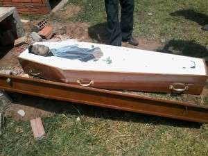 Corpo de jovem executado em frente a boate amanhece fora do túmulo 