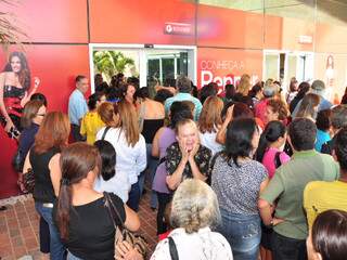 O Centro comercial abre as portas às 15 horas e desde 14h30 já formavam uma fila do lado de fora.(Foto: João Garrigó)