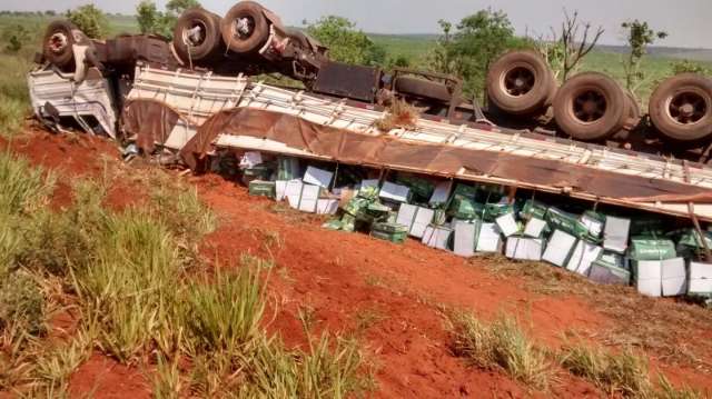 Motorista perde controle e capota carreta carregada com papel sulfite