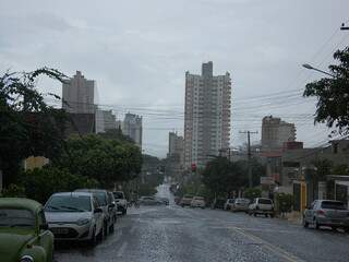 Depois de seis dias de muito calor, a chuva resolveu aparecer nesta tarde na Capital. (Foto: Marlon Ganassin)
