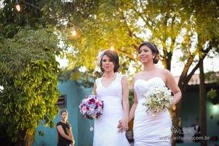 Dois vestidos, dois buquês, duas amigas e duas noivas. (Foto: Wilson Jr)