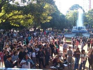 Pelo menos 400 acadêmicos participaram de manifestação no centro da Capital (Foto: Clayton Neves)