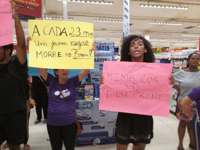 Ap&oacute;s morte de jovem em supermercado no Rio, grupo protesta em loja da Capital