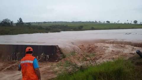 Rio Piraí transborda devido as chuvas e rompe barragem de município