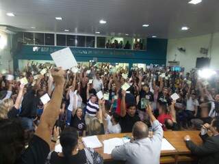 Professores fizeram assembleia e decidiram manter greve que começou em 25 de maio. (Foto: Fernando Antunes). 