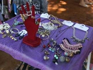 Bijuterias são alguns dos itens vendidos no Bazar nos Bairros. (Foto: Fernando Antunes)