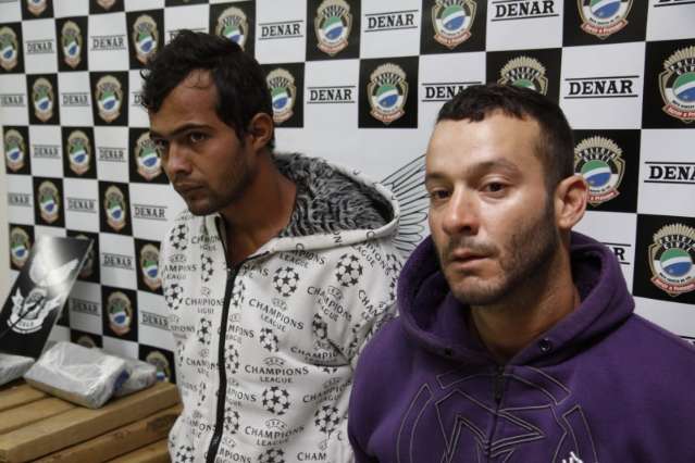 Ap&oacute;s persegui&ccedil;&atilde;o e tiro, dupla &eacute; presa com R$ 30 mil em maconha