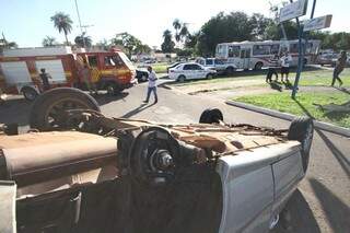 Carro ficou com as rodas para cima (Foto: Saul Schramm)