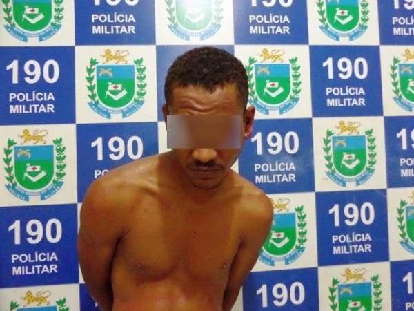 Homem &eacute; preso ap&oacute;s agredir irm&atilde;o e amea&ccedil;ar policiais de morte