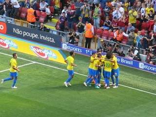 Foi um belíssimo gol: os jogadores brasileiros na comemoração do gol marcado pelo atacante Neymar (Foto: CBF/Divulgação)