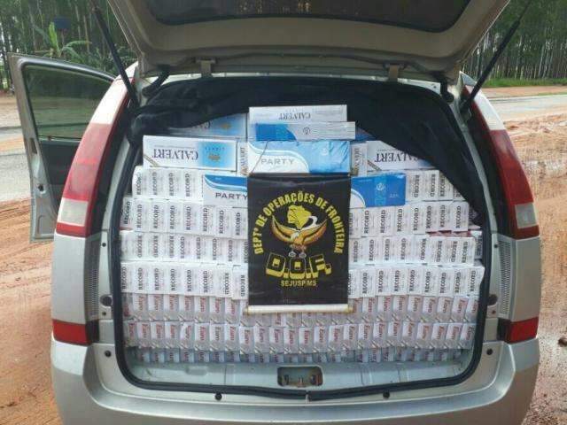 DOF intercepta e apreende carro com 2 mil pacotes de cigarros ilegais