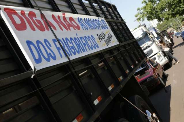Protesto re&uacute;ne 100 caminhoneiros que cobram fim do monop&oacute;lio do JBS