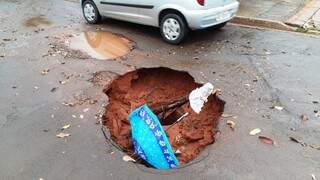 Situação do buraco na Rua Nova Bandeirantes às 7h50 da manhã de hoje (Foto: Ricardo Campos Jr.)