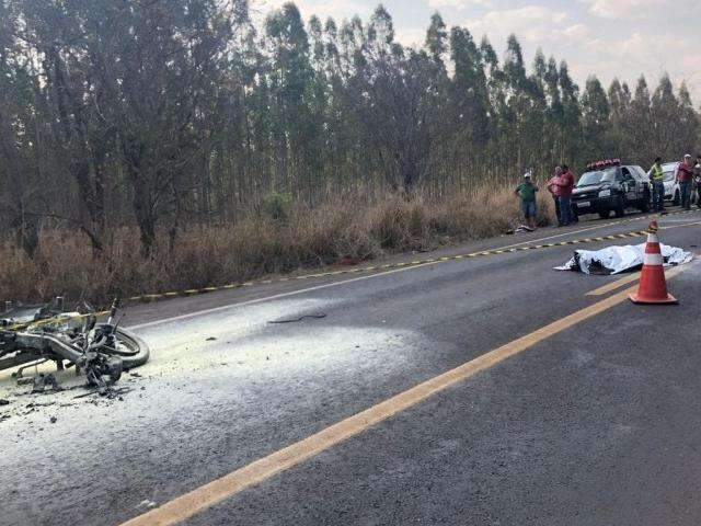 Motociclista de 27 anos morre ap&oacute;s bater de frente com carreta na BR-163