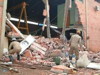Bombeiros observam parede destruída em explosão de botijão de gás (Foto: Divulgação)