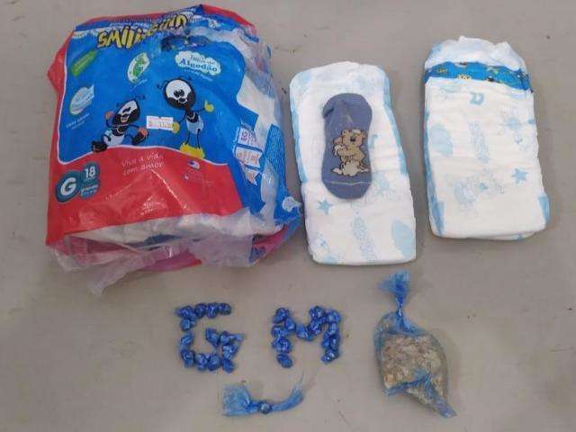 Casal vai preso depois de esconder pedras de crack em fralda de beb&ecirc; 