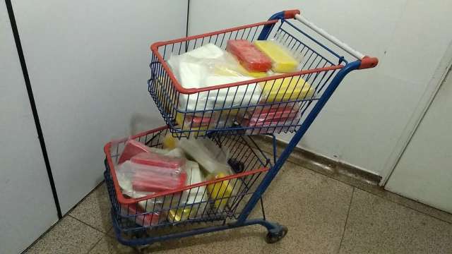 Ranger parada na estrada chama aten&ccedil;&atilde;o e pol&iacute;cia encontra 43 kg de coca&iacute;na