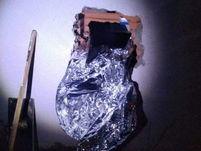 Ladr&otilde;es abrem buraco em parede para invadir farm&aacute;cia durante a madrugada 