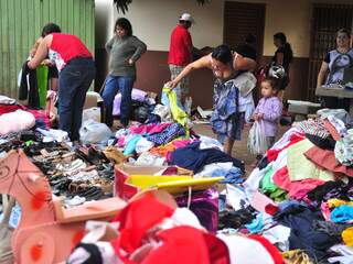 Moradores do bairro Nova Lima e região aproveitaram a manhã de comingo para fazer compras (Foto: João Garrigó)