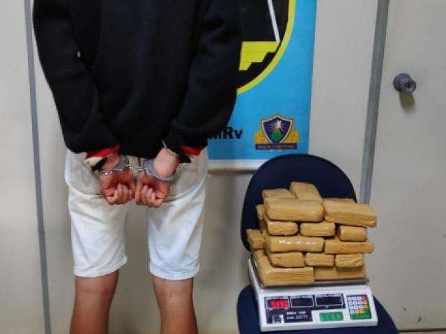 Jovem &eacute; preso com mala &quot;recheada&quot; de maconha em &ocirc;nibus na MS-164