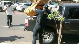 Policiais levaram malotes apreendidos no prédio da prefeitura de Três Lagoas (Foto: TL Notícias)