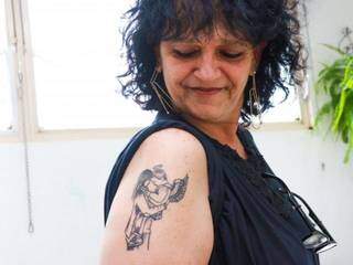 Tatuagem representa João no colo de Meyre. (Foto: Henrique Kawaminami)