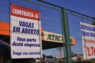 Atacadão colocou faixas e placas, ao lado das promoções, para preencher quadro de funcionários (Foto: Alcides Neto)