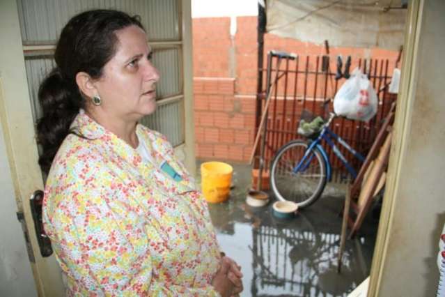 Casa no Portal Caiob&aacute; &eacute; inundada e fam&iacute;lia culpa obra vizinha 