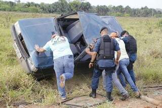 Policiais desviram carro que capotou na estrada da Gameleira (Foto: Gerson Walber)